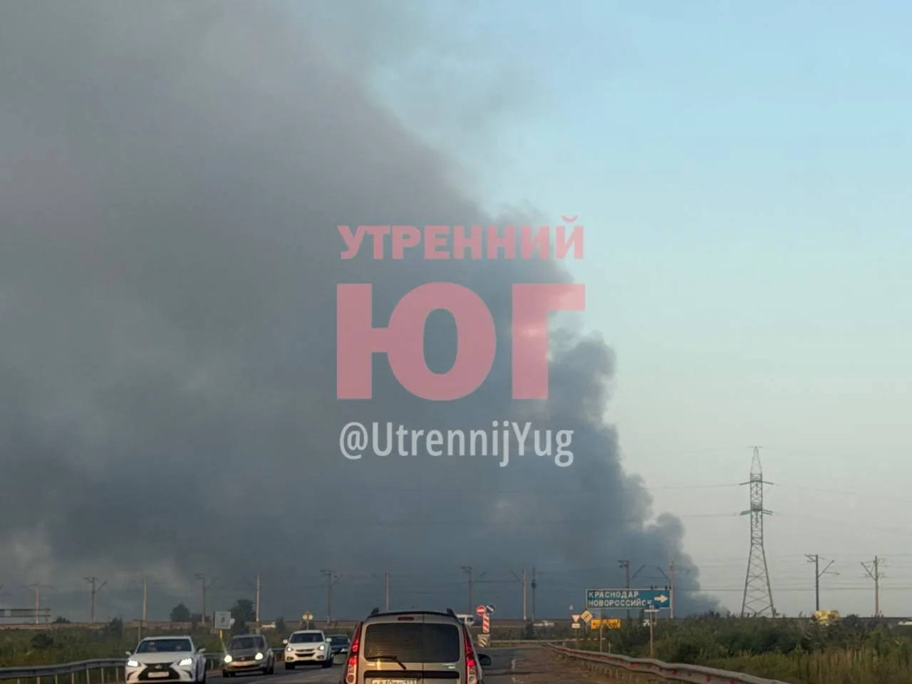На южных подъездах к Краснодару небо затянуло дымом с пожара на складе Ozon, который бы...