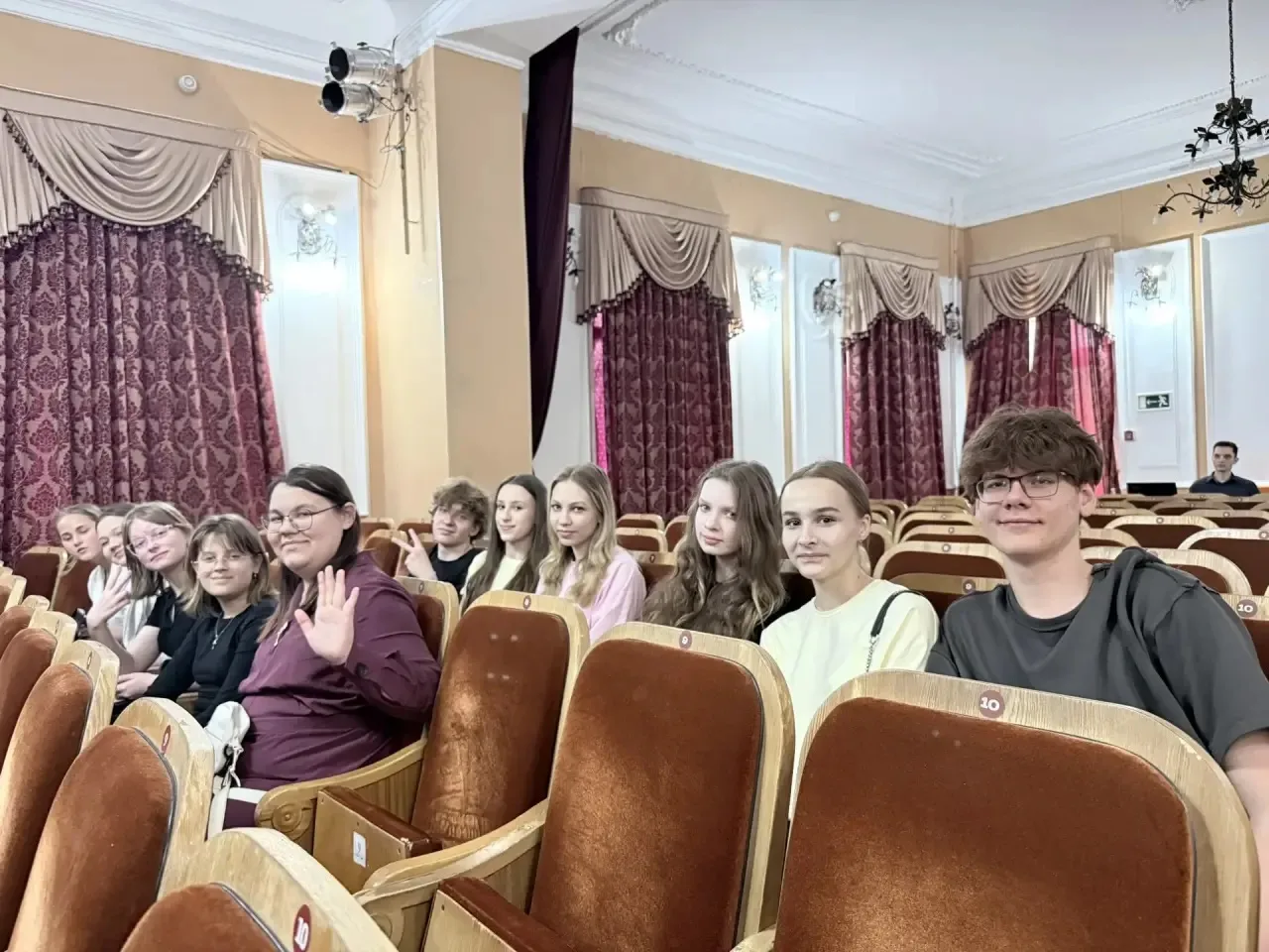 Театралы в театре🎭  Сегодня ребята из нашего школьного театра «Точка» побывали в Доме актера на пока