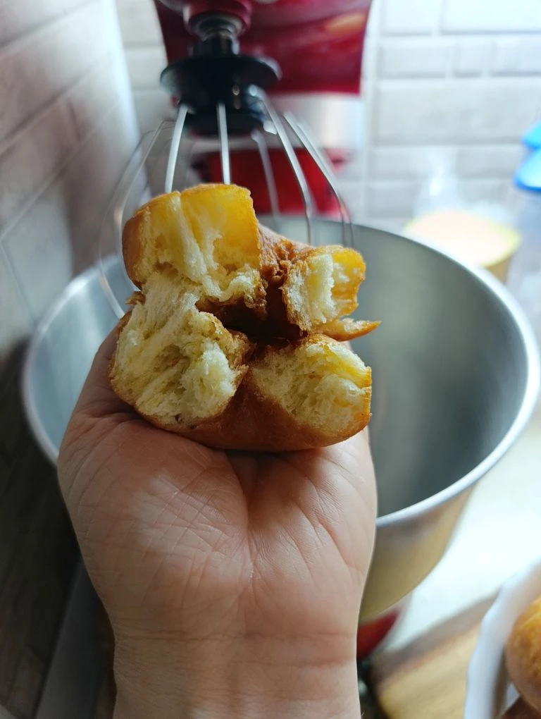 Напекла вкусных пончиков на ночь глядя, смотрю на них и спрашиваю себя: "Зачем?" 🙈 Это супер калорий