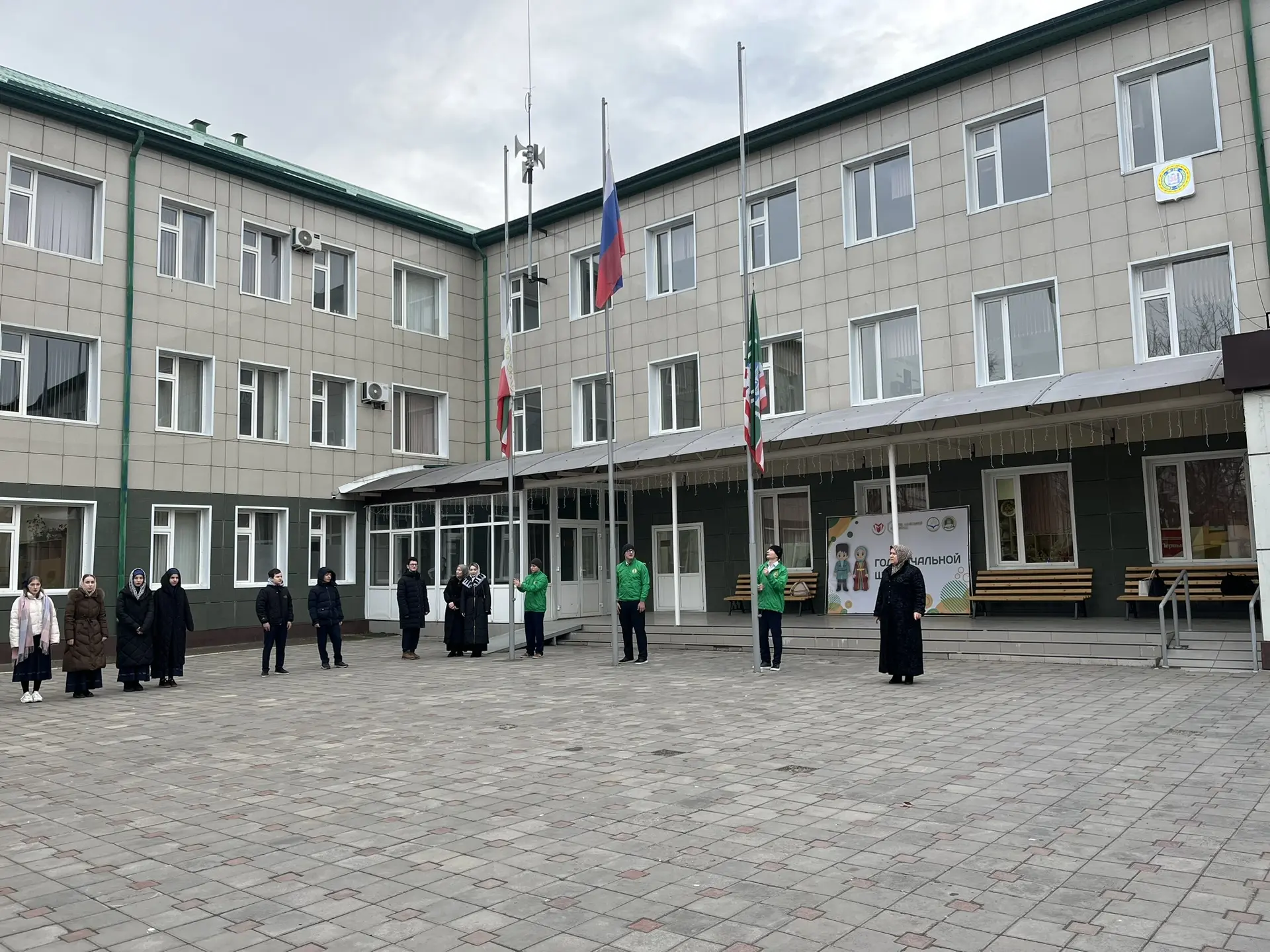 По традиции в МБОУ «СОШ №20 им. М.С.Ташухаджиева» учебная неделя началась с церемонии поднятия госуд