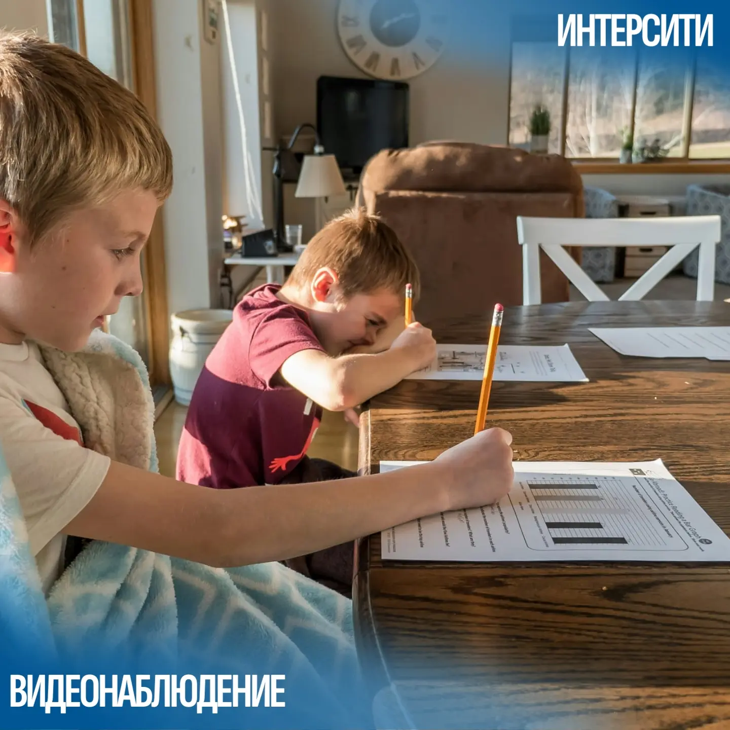 👶 Каникулы начались, а вы на работе? Вот ваша боль: 
😰 Ребёнок целый день один дома — а вы в офисе
