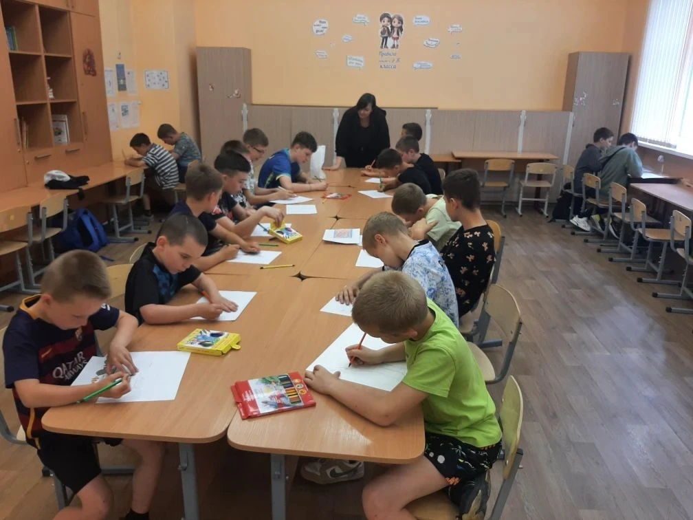 🌧️ Даже если за окнами идет дождь, в отрядной комнате скучать не дозволено!

Наши ребята находят во