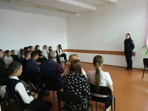 «Лёгких денег не бывает»: инспектор полиции рассказала школьникам о современных угрозах