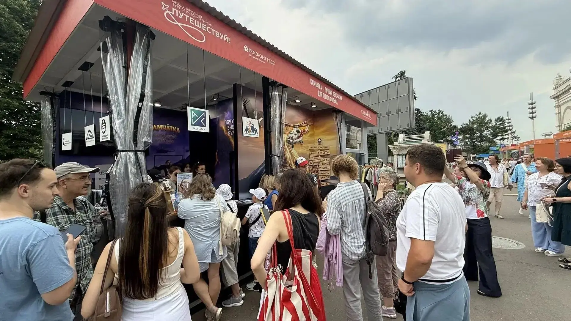 🕵🏻‍♂️ Знаете, за чем выстроилась очередь к павильону Камчатки на форуме «Путешествуй»?
 
✨ За карм