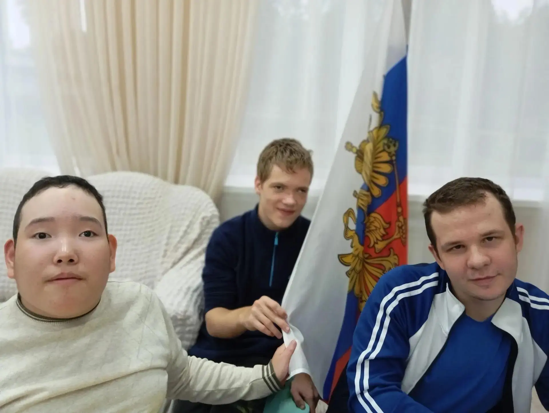 Дети и взрослые отметили День флага России.