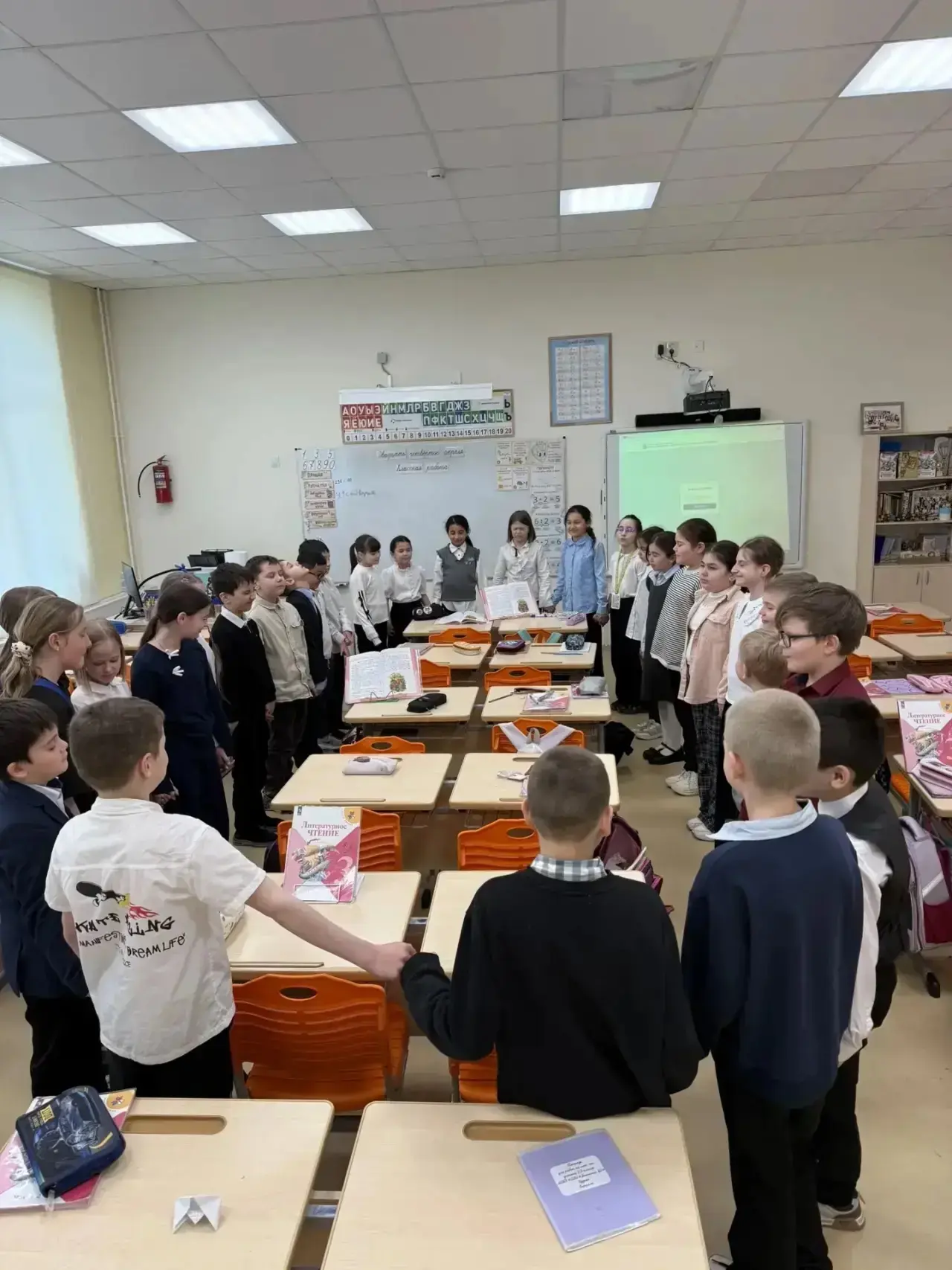 «Школьная Республика»: Безопасная среда   Главная идея «Школьной Республики» -принцип «равный -равно