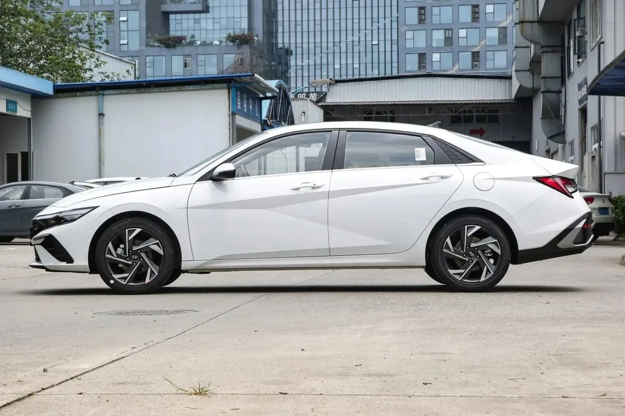 НОВАЯ🔥 HYUNDAI ELANTRA с нулевым пробегом из Китая!  • дата выпуска 2025 • 1.5 л. бензин/115 л.с / C