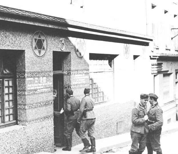Бордель для немецких солдат, организованный в бывшей синагоге, 1940.