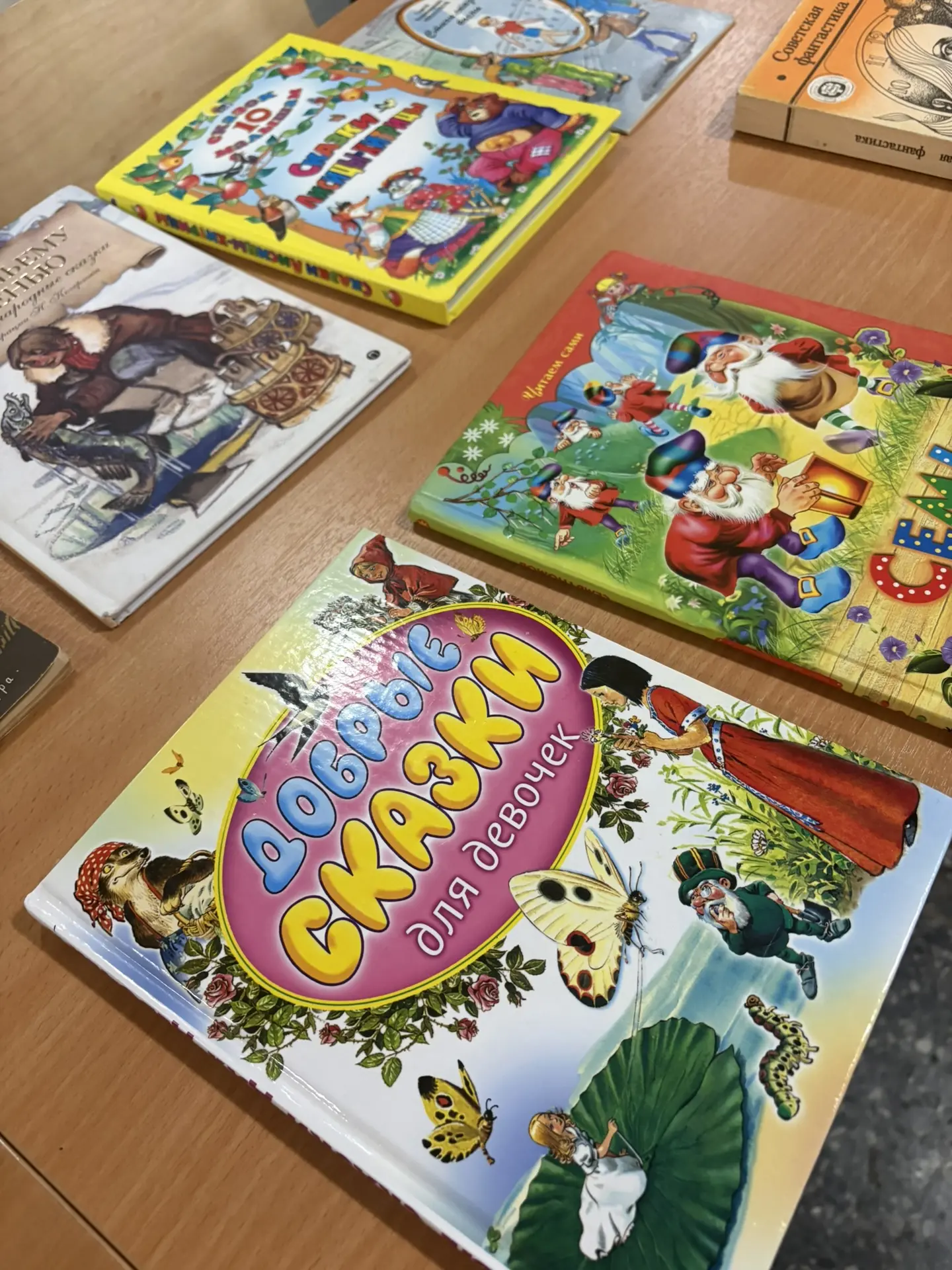 В Псковском педагогическом комплексе прошел День книгодарения.  С 14 февраля 2012 года отмечается од