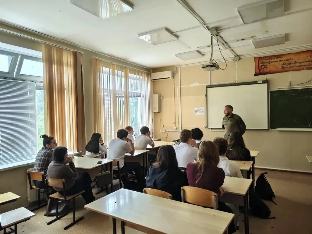 В 9 «Г» классе МБОУ СОШ №4 имени А.В. Суворова прошла встреча в рамках патриотического воспитания по