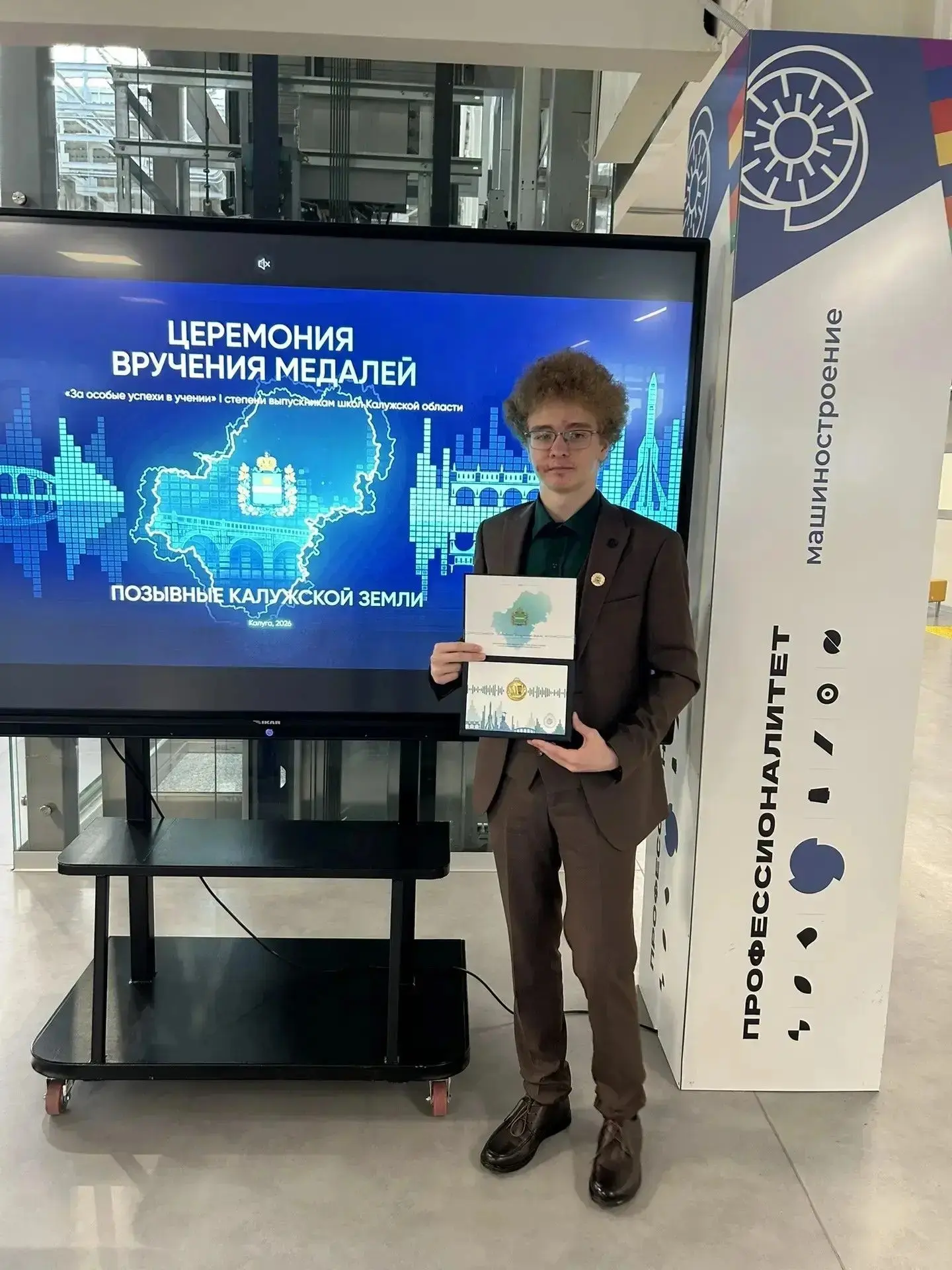 💥 Поздравляем нашего золотого медалиста Кукушкина Савелия!
✨ В Калуге 30 июня чествовали лучших вып