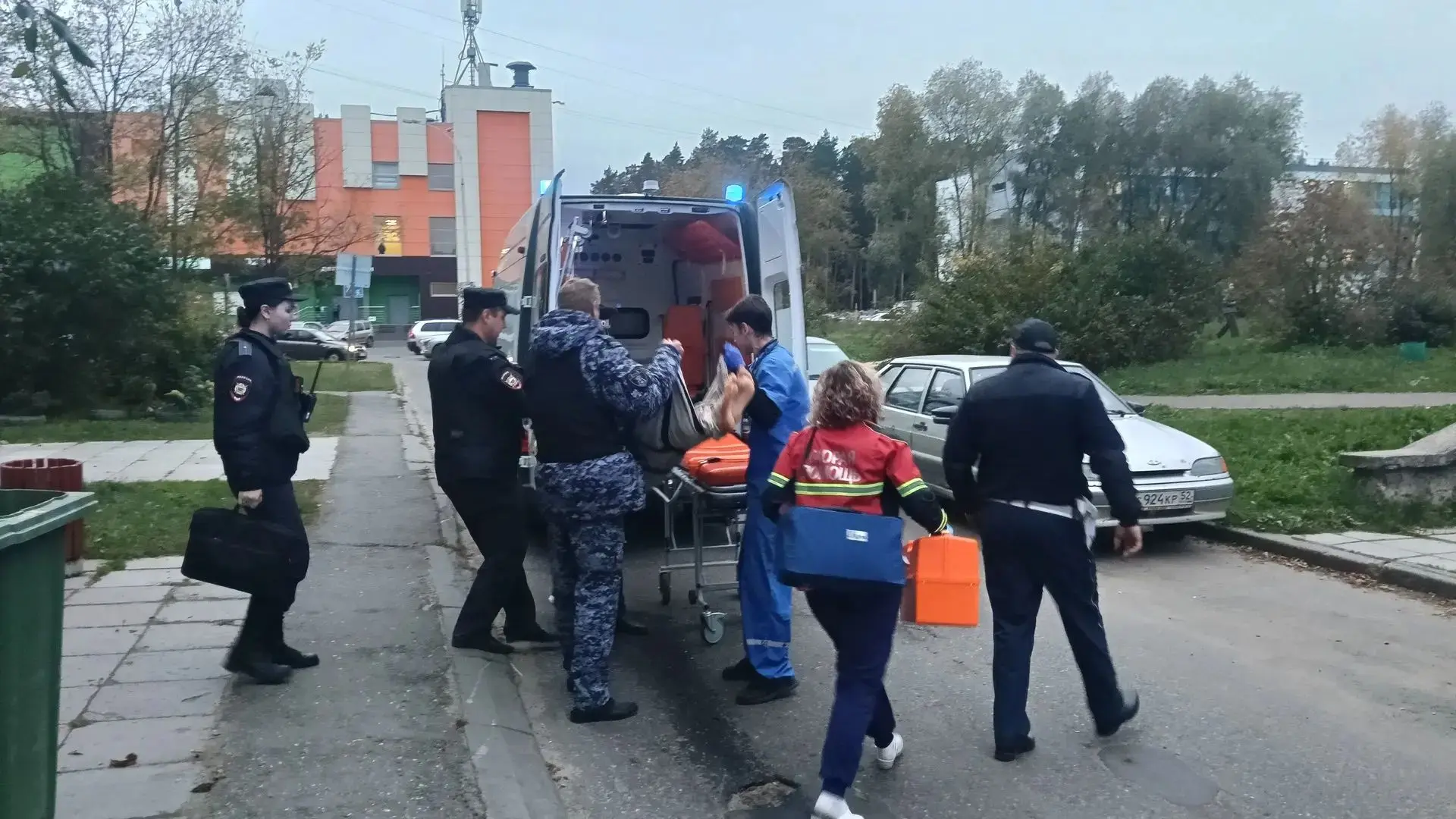 На улице Юности: Росгвардия, полиция, скорая помощь