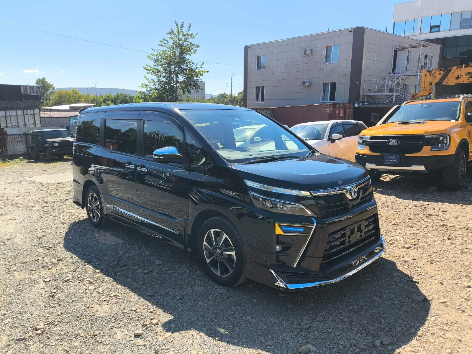 Сегодня отвезли в транспортную компанию Toyota Voxy для Максима. Автомобиль поедет в Ам...