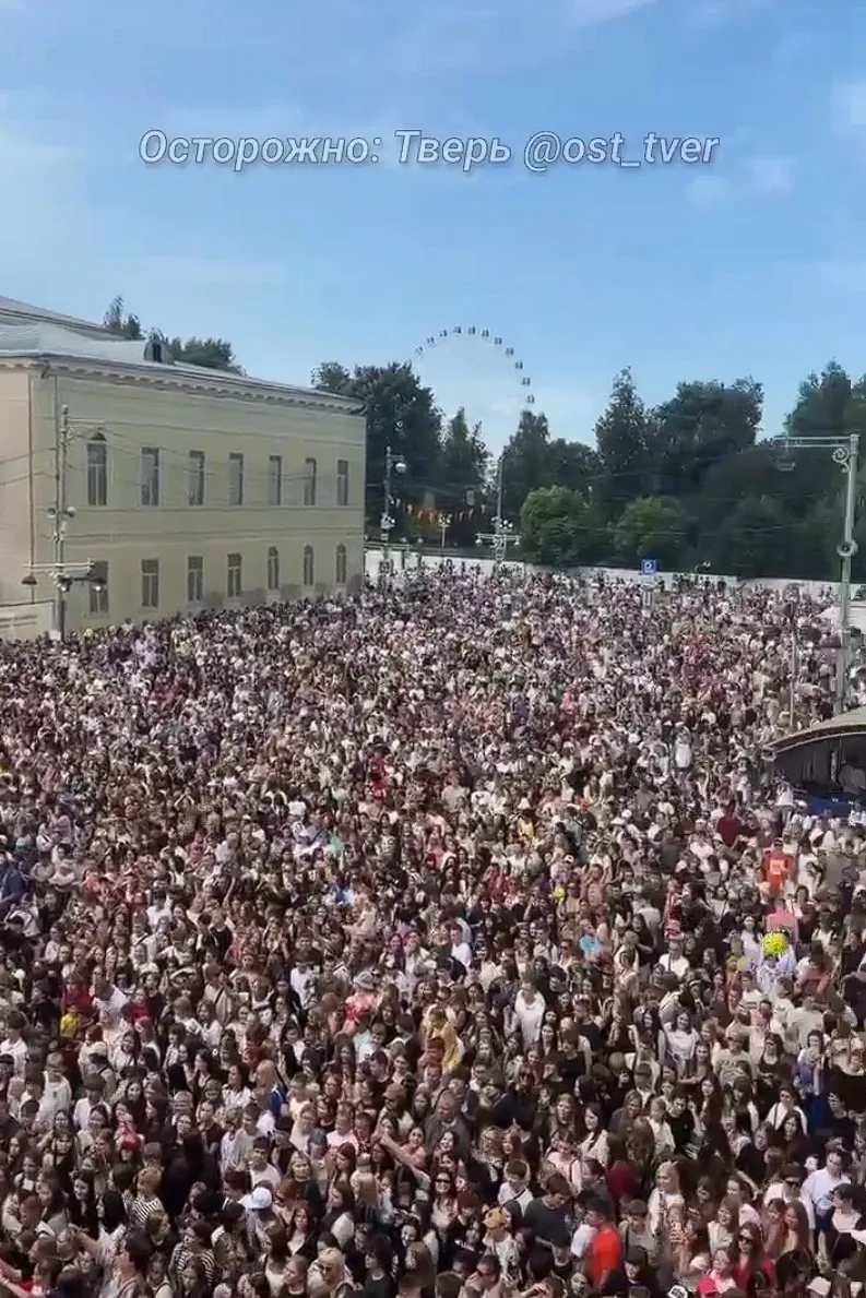 😱 Вот столько народа сегодня было на Театральной площади в Твери