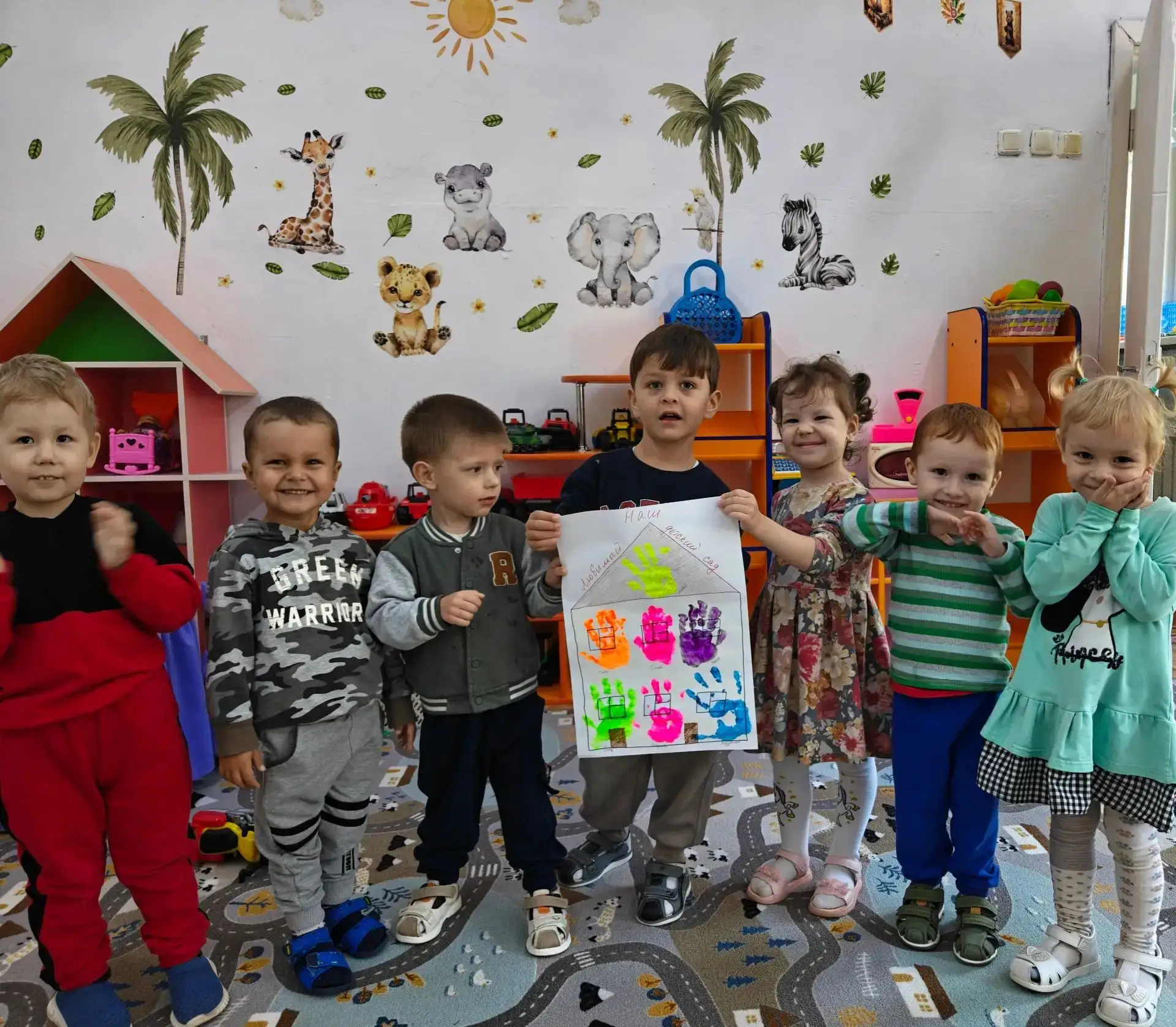 «Разноцветные ладошки нашего сада»: оставляем частичку тепла в любимой группе 🌈