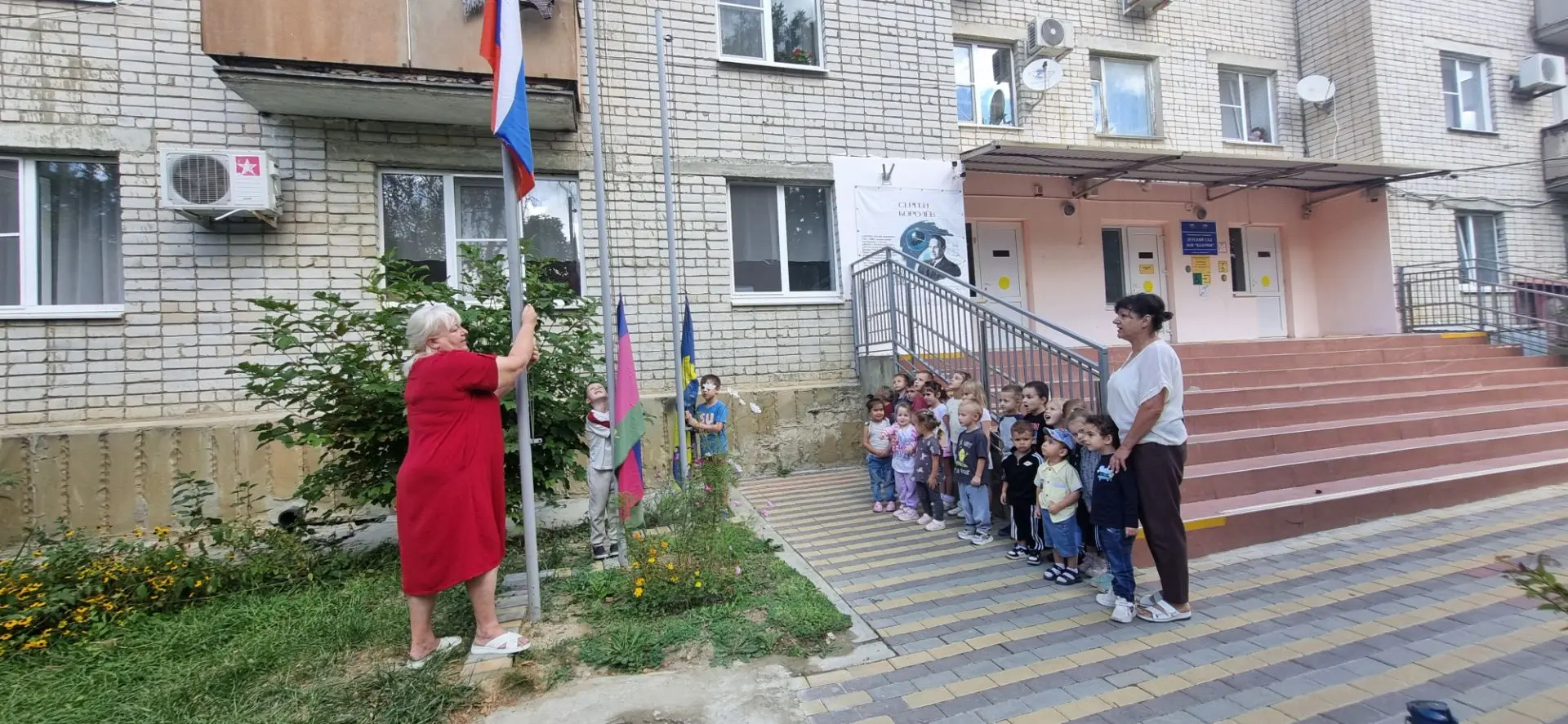 Сегодня понедельник, а значит время для поднятия флага и прослушивания гимнов.🇷🇺🇷🇺🇷🇺