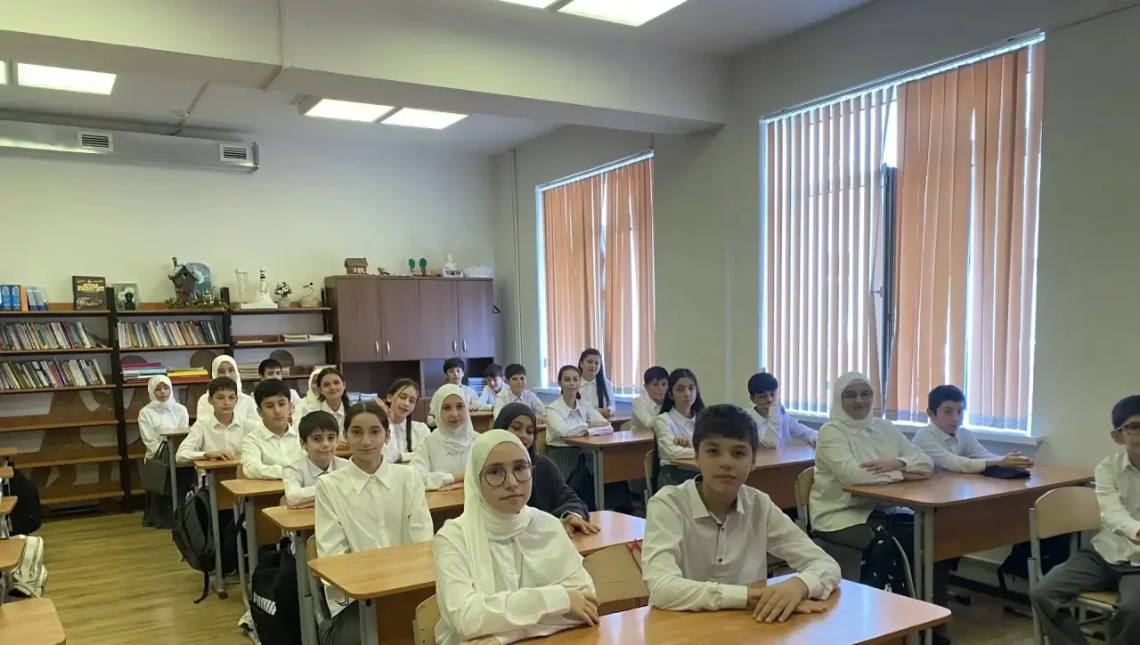 Классный час «В единстве народов-сила России» прошел в 7 «б» классе.Классный руководите...