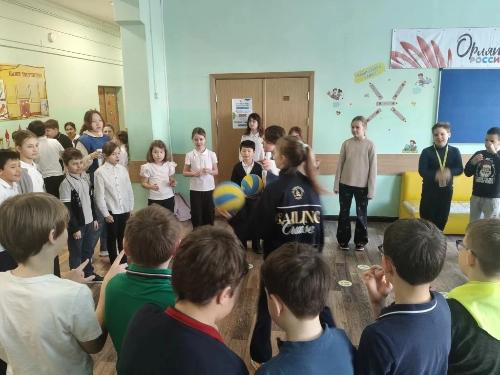 🏃‍♂️ Перемена, которую ждали все! Мяч, улыбки и настоящее добро 💛  ✨ Программа «Первый шаг» — это не