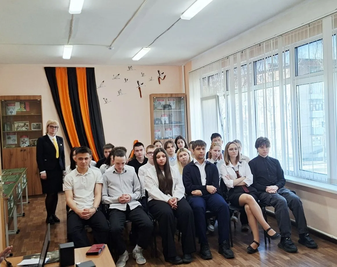 Сегодня в МОУ "Гимназия"  библиотекарь Чередниченко Н.Г. провела  библиотечный урок "Михаил Савицкий