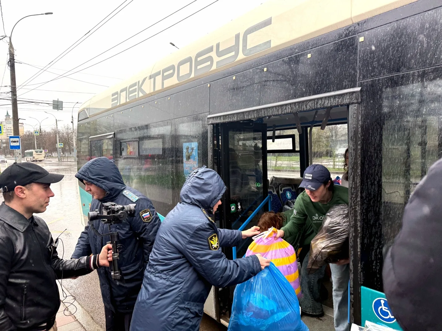 ♻️ В Липецке судебные приставы присоединились к экологической акции «Зелёный автобус»  Сотрудники сп