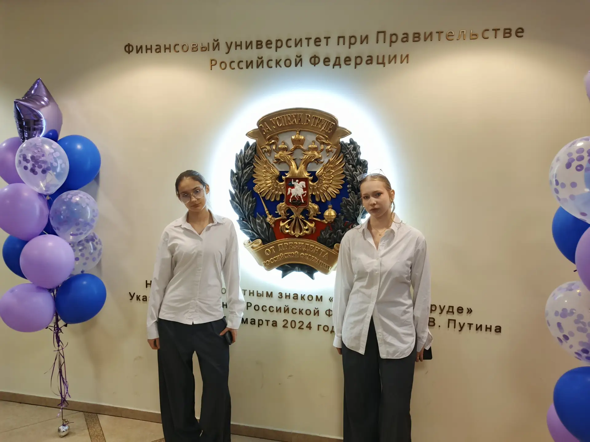 Уверенный шаг в науку 🔬  Сразу восемь десятиклассников нашей школы вышли в финал престижной московск