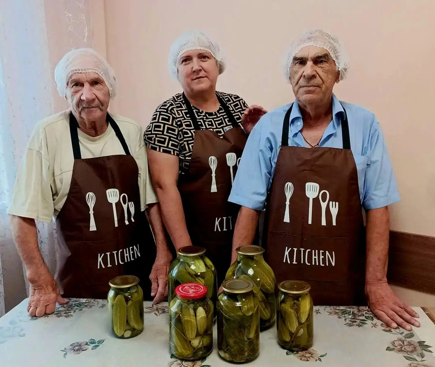 В Сосновском доме-интернате  полным ходом идет сезон консервации. Проживающие закатывают в банки огу