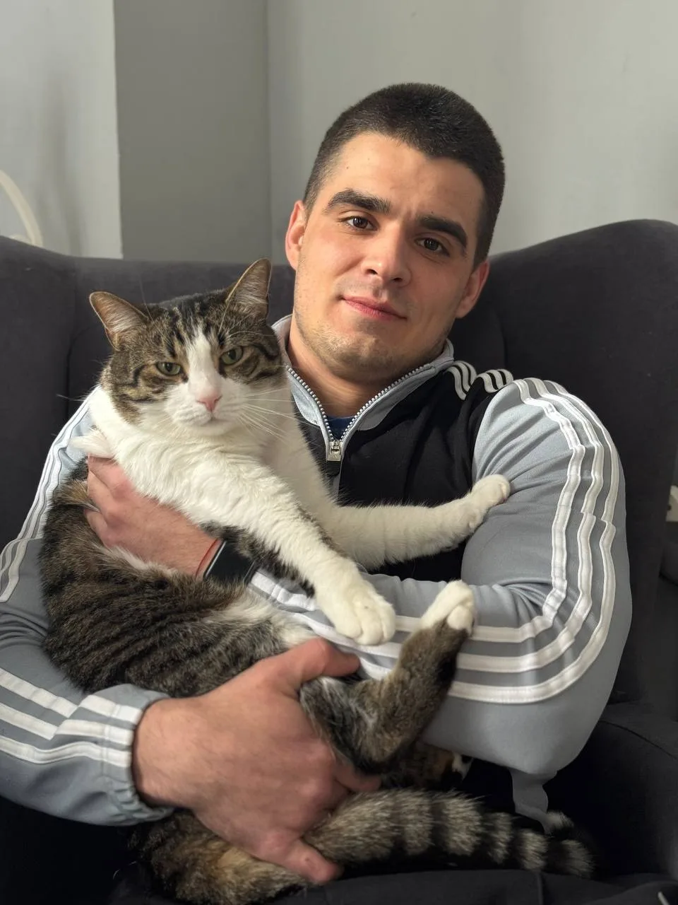 Милота дня 🥰 Спортсмены сборной России по санному спорту (дисциплина натурбан) в окружении своих дом