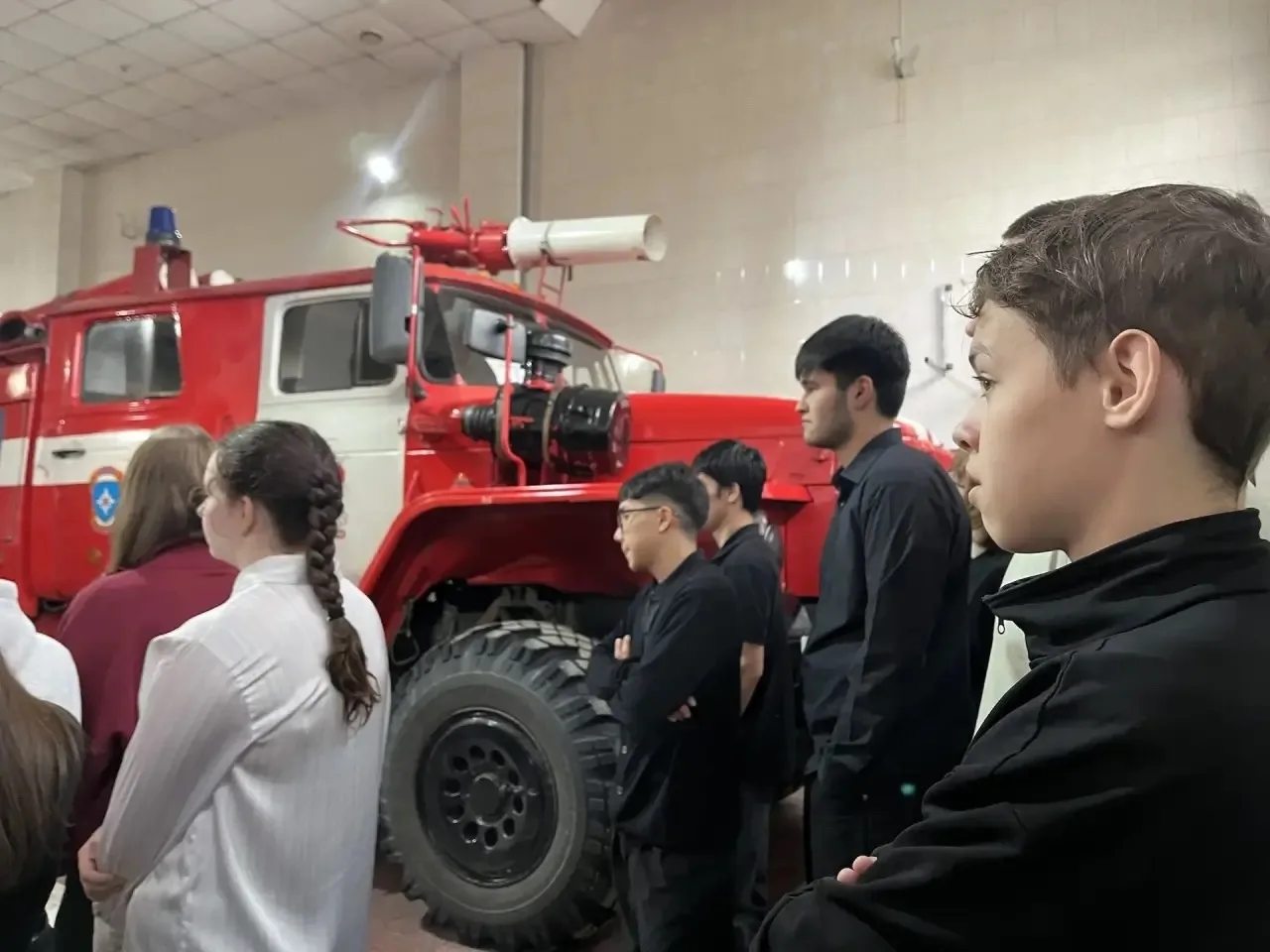 #Профориентация   👩‍🚒НА ЭКСКУРСИИ В ПОЖАРНОЙ ЧАСТИ👩‍🚒  Ученики 10б класса  побывали на экскурсии в п