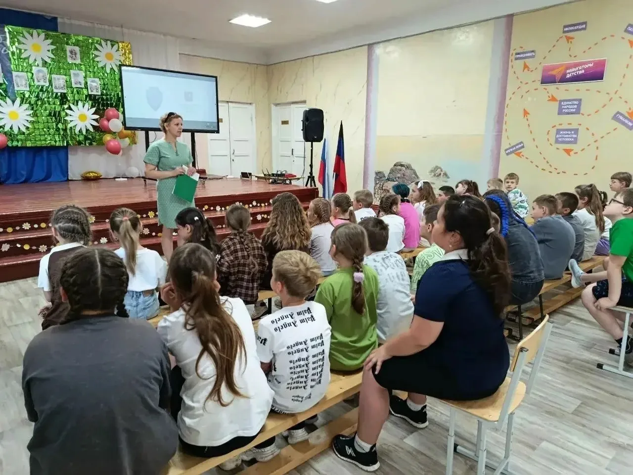 18 июня, библиотекарь детской центральной библиотекарь пришла в гости к воспитанникам пришкольного л