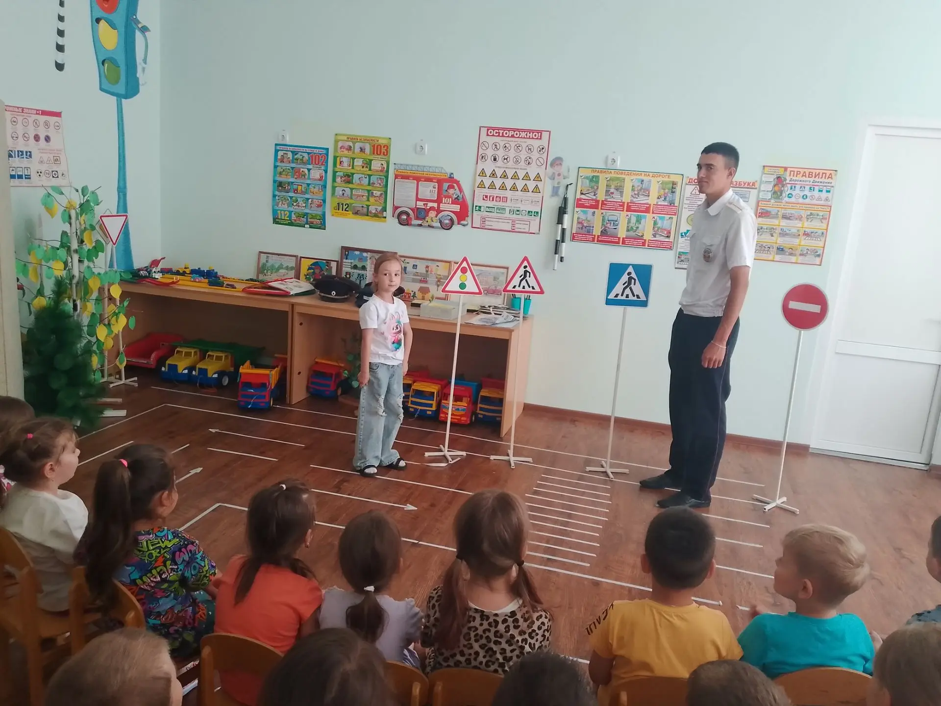 🚦В детском саду прошла  встреча с сотрудником Госавтоинспекции  Д.С.Новомлиновым.
🚦В ходе беседы с