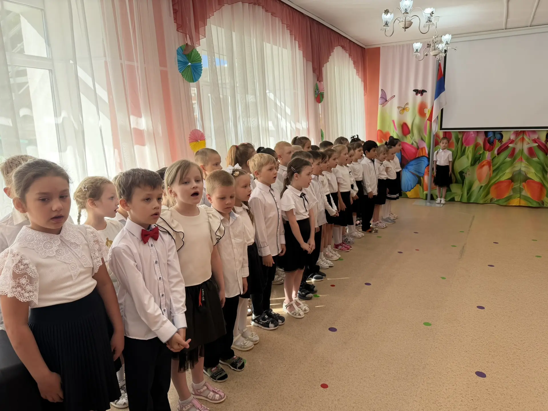 Каждая неделя в нашем детском саду по традиции начинается с торжественной церемонии поднятия флагов.