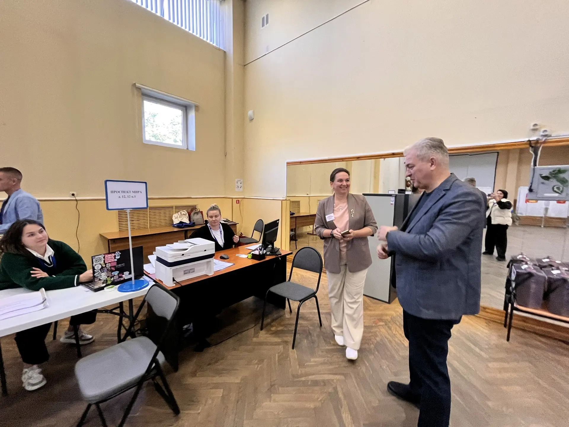 Сегодня в заключительный день голосования посетил избирательные участки, расположенные ...