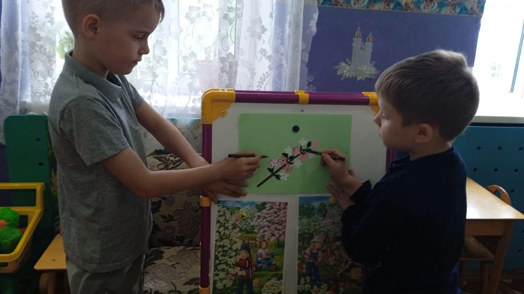 Аппликация в подготовительной группе " Капельки". Тема: " Цветущая, весенняя веточка".