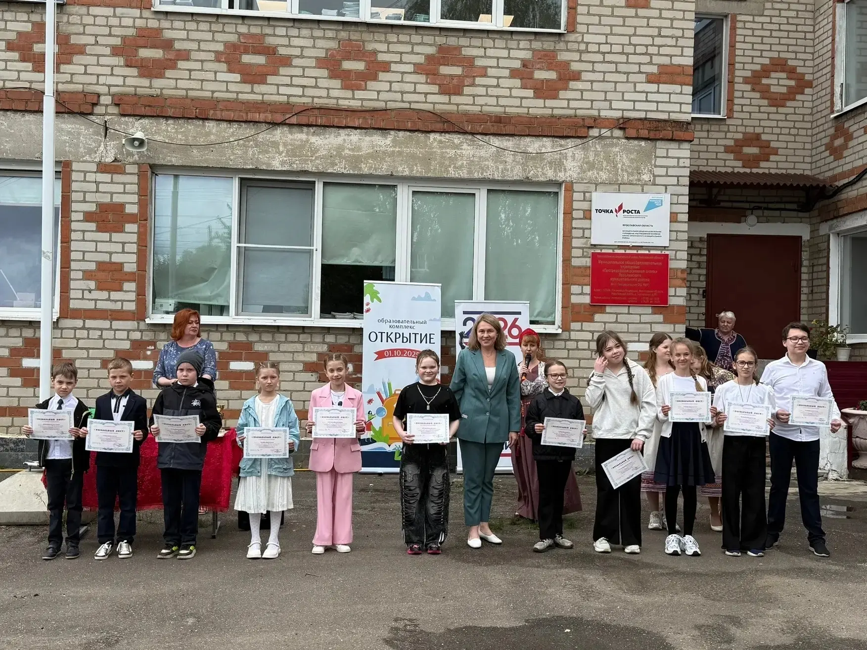 🏆 Наградили шибко грамотных и зело умелых - итоговая линейка в Пестрецовской школе  прошла в древнер