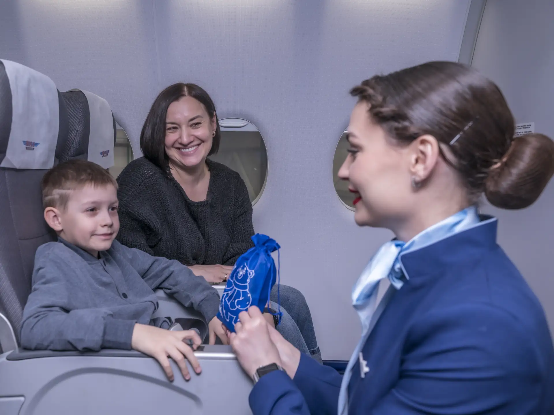 Новогодняя сказка уже в небе! ✈️🎄  С 20 декабря для детей до 11 лет (включительно) на всех рейсах из