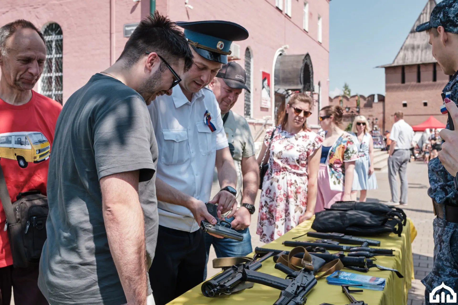 В День России  в Музее оружия  -  многочисленные интерактивные площадки с обмундированием и вооружен