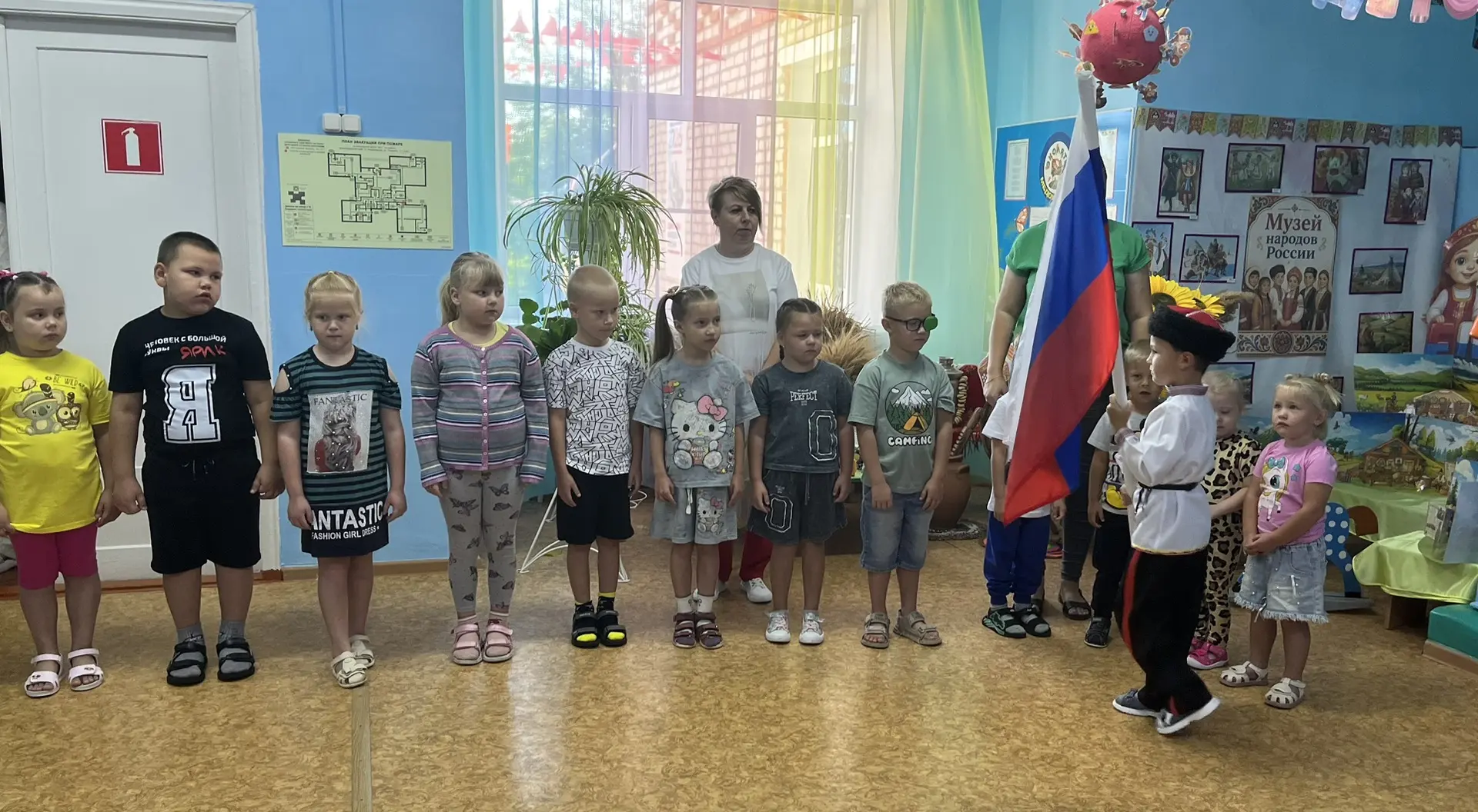 Сегодня в нашем детском саду прошла церемония выноса Государственного флага Российской ...