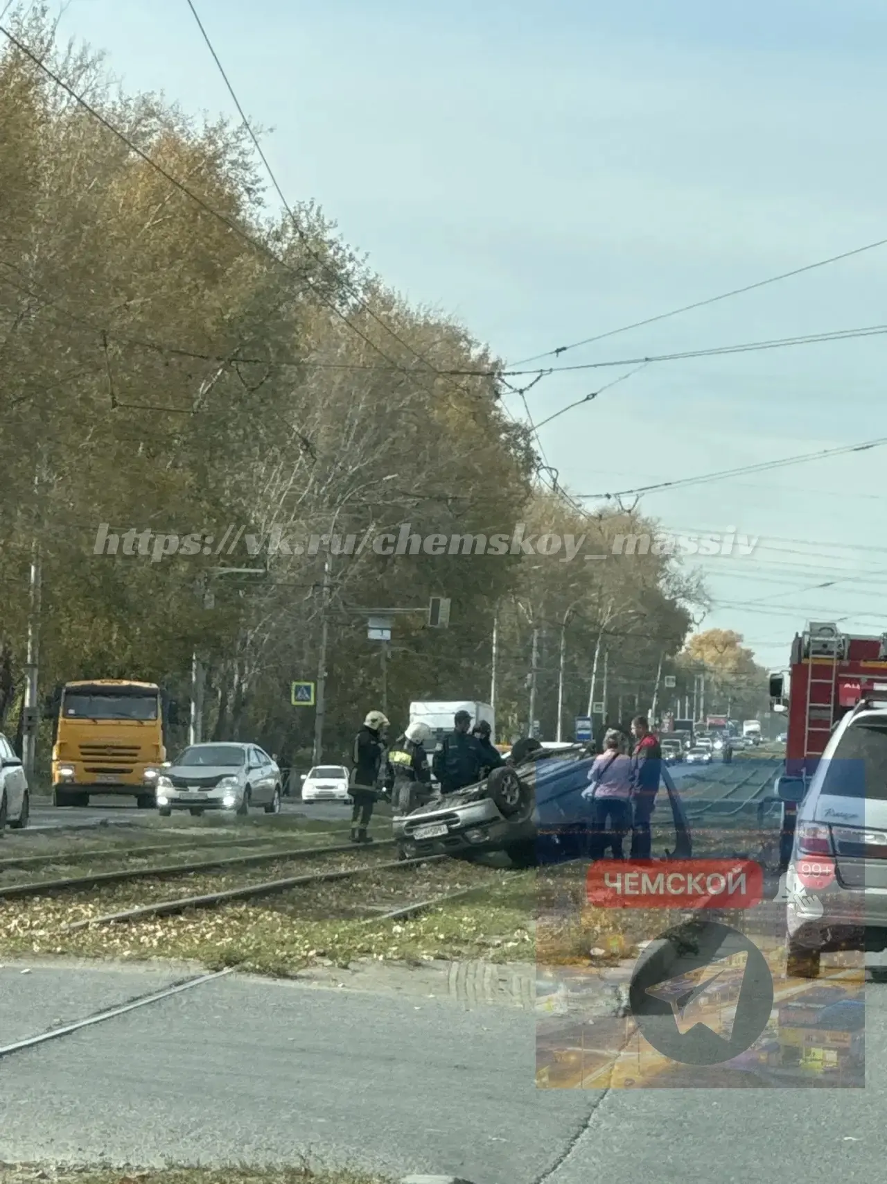 🚨 ЧП на Петухова: автомобиль перевернулся на трамвайных путях