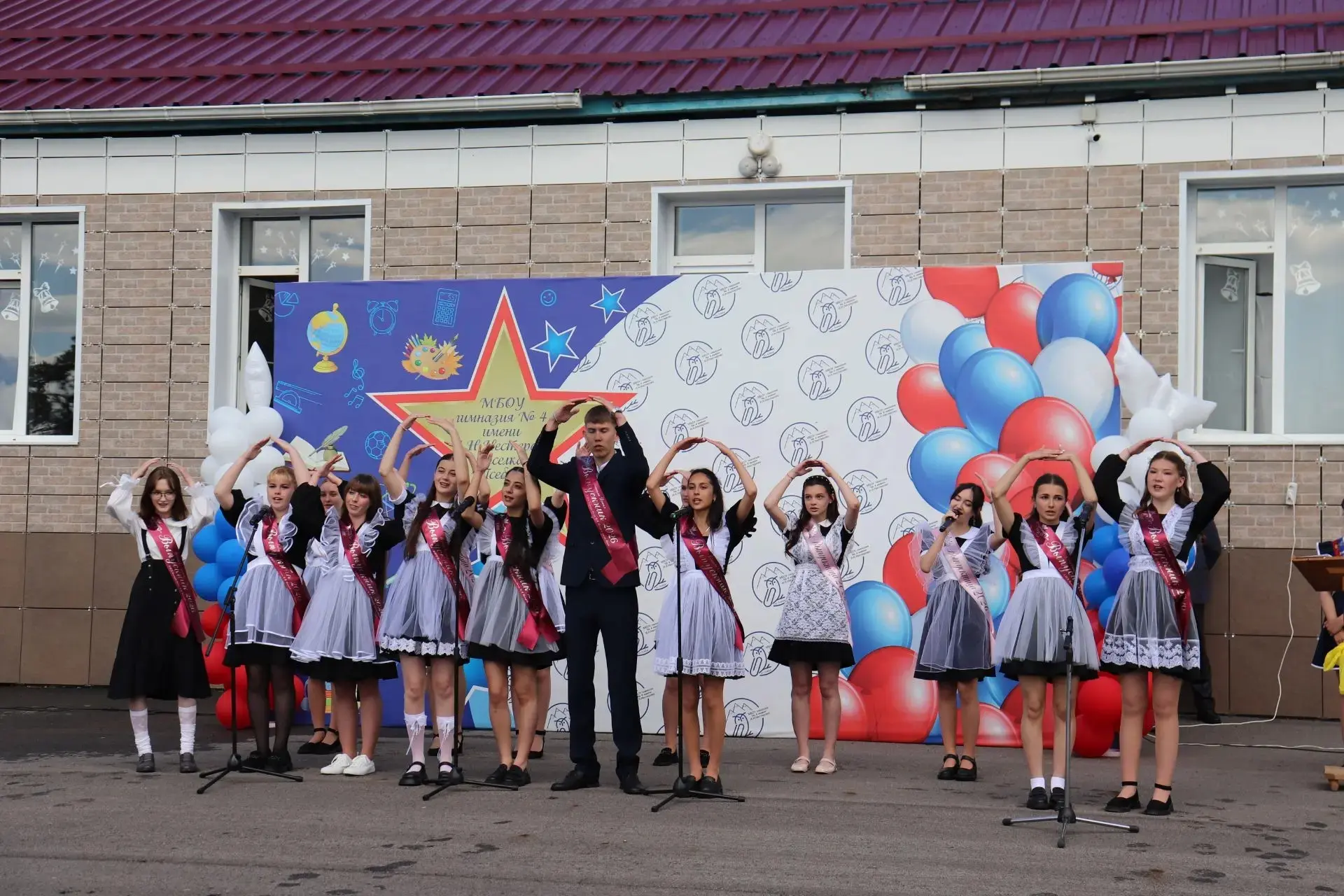 🔔В школах Мостовского района прозвенел последний звонок для  953 выпускников.   Среди них 208 одинна