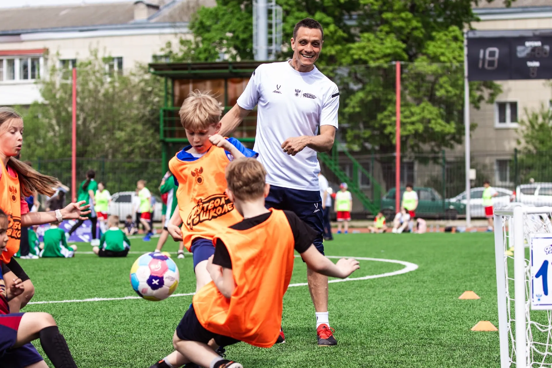 ⚽ 78 школ, 36,7 тысяч учеников, из них почти половина — девочки: Ленобласть продолжает ...