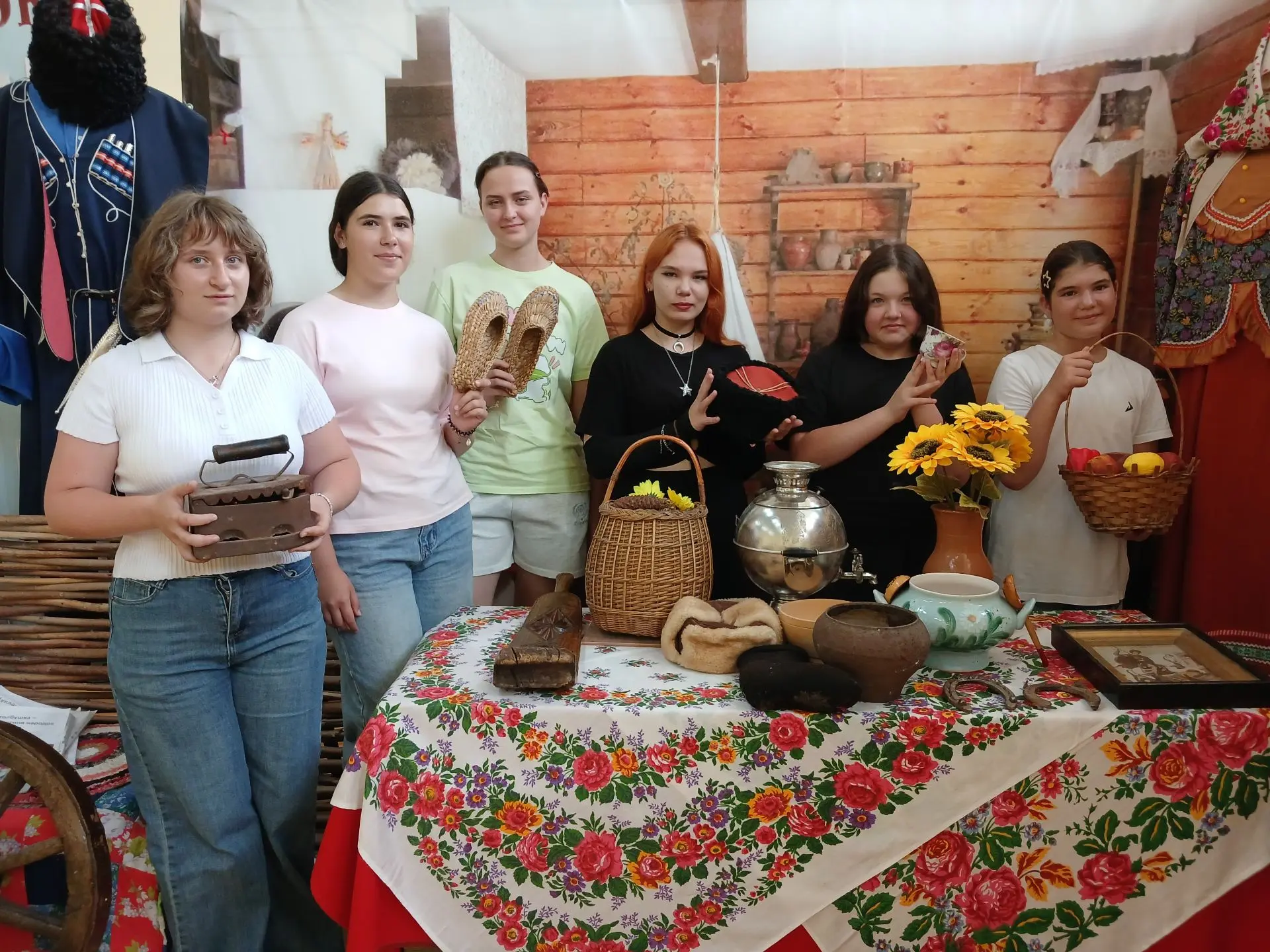 9 июля в культурно-досуговом центре прошла выставка «Быт казаков станицы Новомарьевской».
Подробнее:
