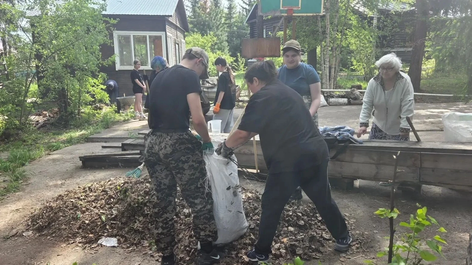 Добрые дела для души и Храма❤
Волонтёрский отряд нашей школы с радостью откликнулся на просьбу о пом