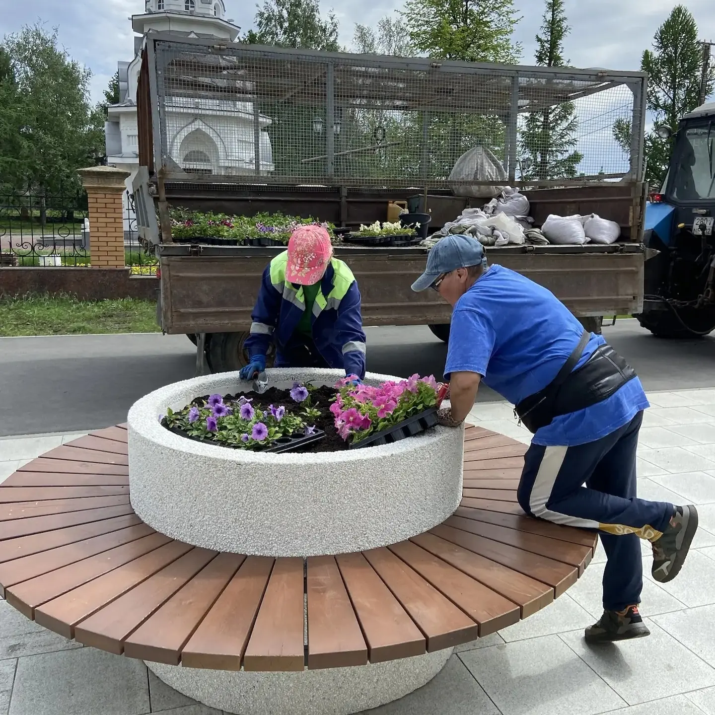Дела городские, майские 🌸  Погода радует нас теплыми днями, а бригада озеленителей - цветами. Всеми 
