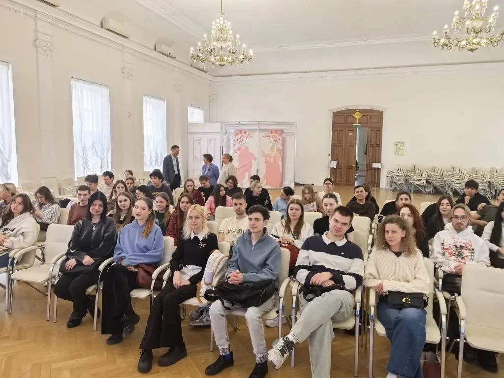 Студенты экономического факультета  на показе спектакля по мотивам новогодних историй. ...