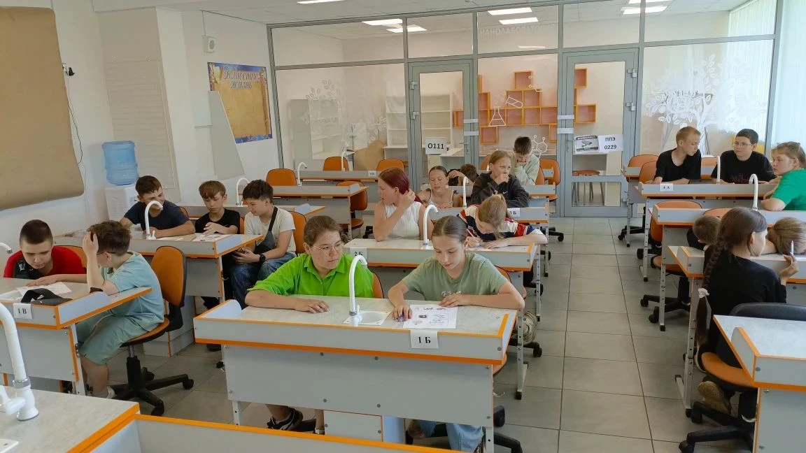 🧪 Наука в действии: химия на летней смене! ☀️

Солнечное летнее утро, запах зеленой травы и... аром