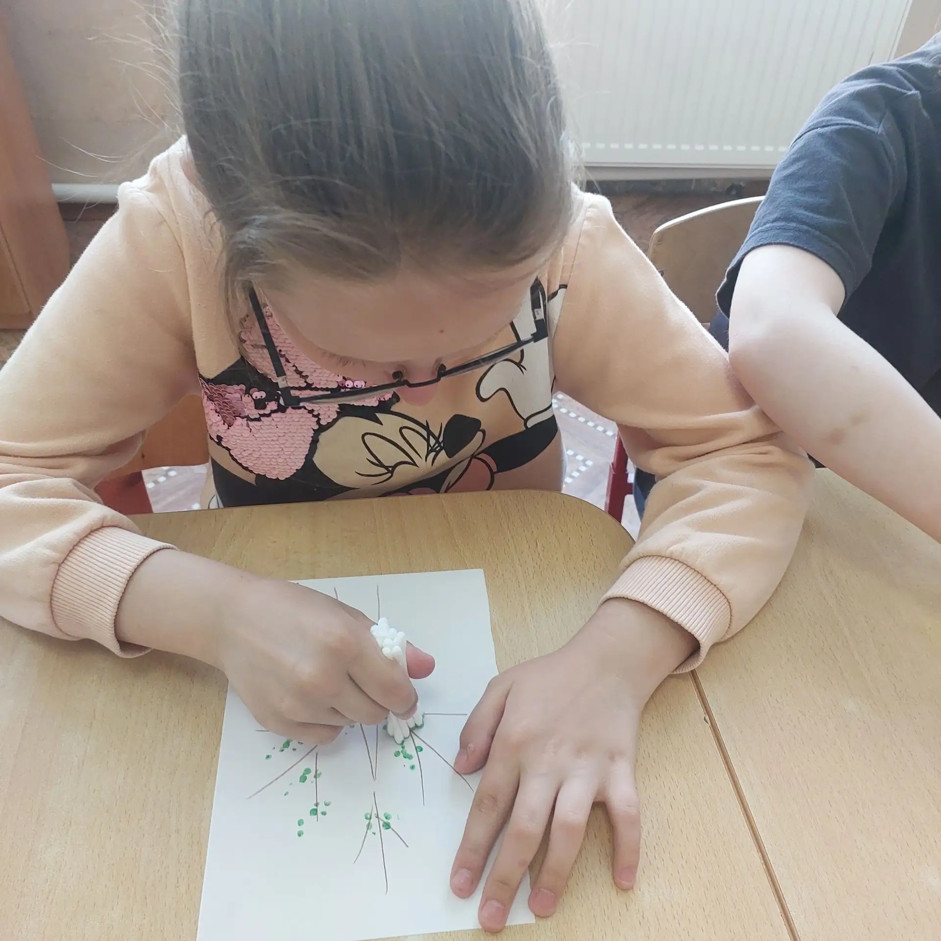 🎨Маленькие художники: творим без кисточек!
🎨Сегодня на занятии ребята из группы «Колокольчик» прод