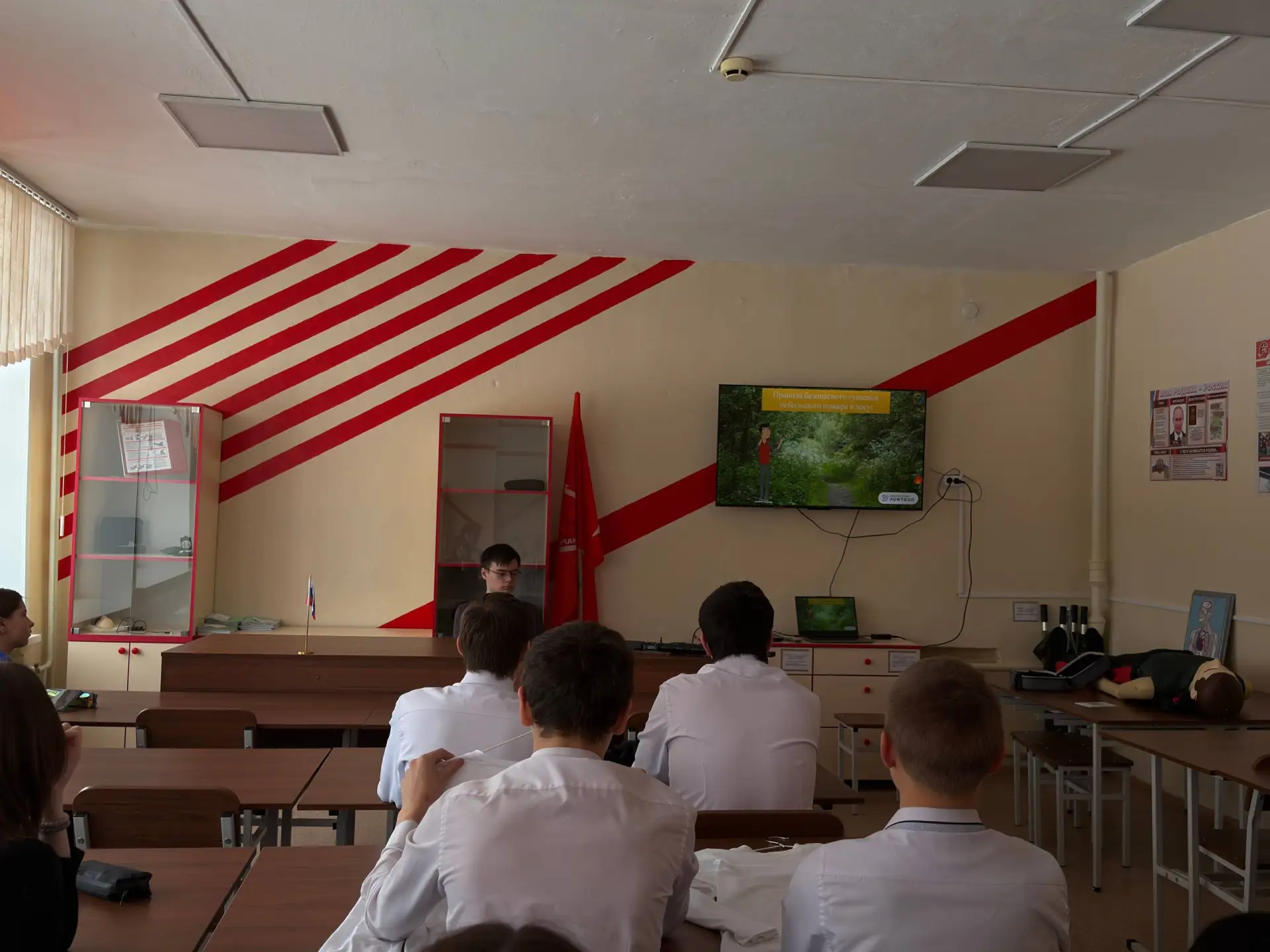 С приближением весны ребятам напомнили о правилах безопасности в лесу. Педагог ОБЗР Думченко А.А. пр