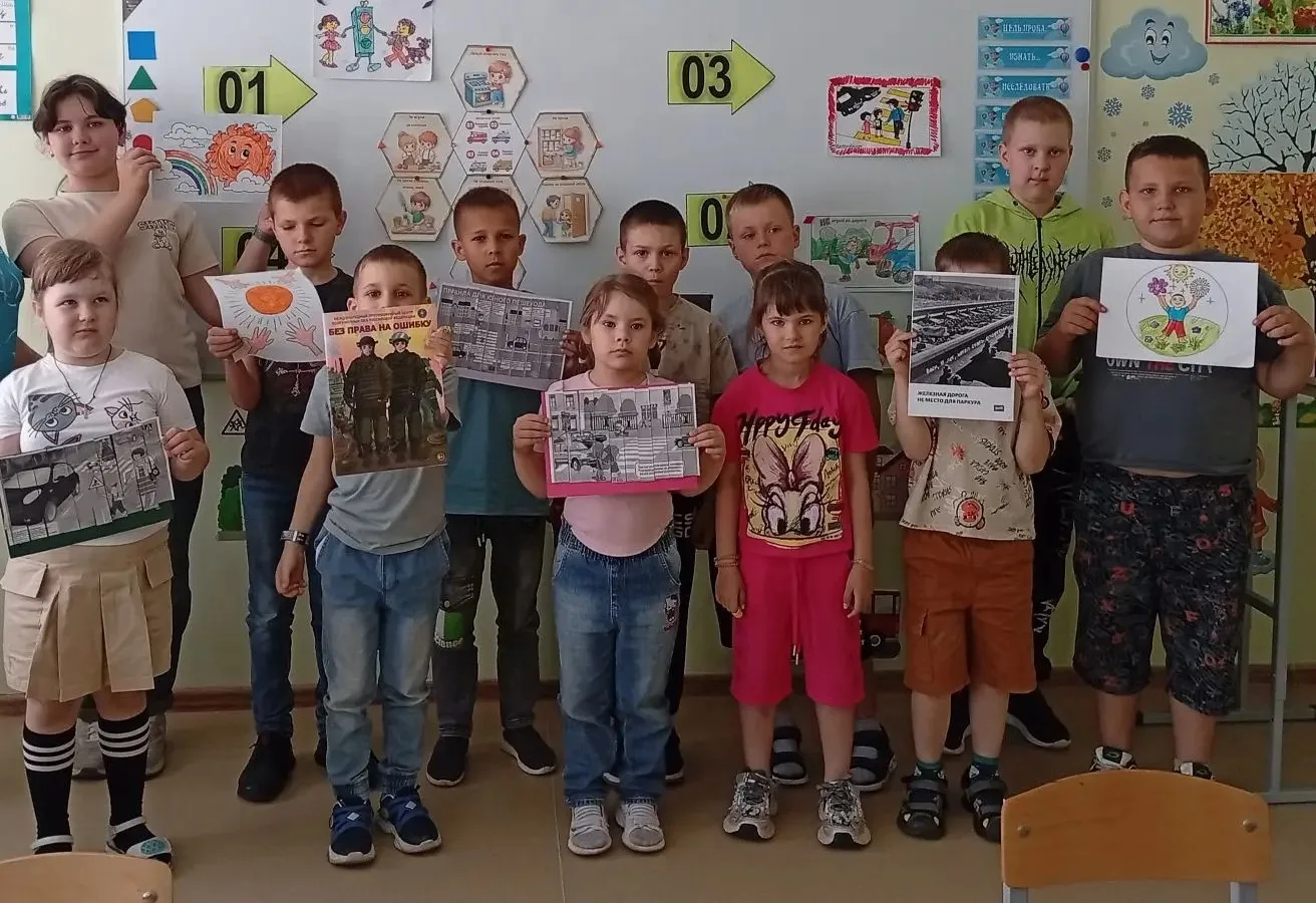 В нашем пришкольном лагере каждый день,  по-настоящему, весело и интересно!
С утра ребята с радостью