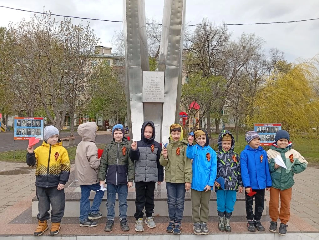 Сегодня 27.04 воспитанники подготовительной группы "Радуга" возложили цветы к Стелле ле...