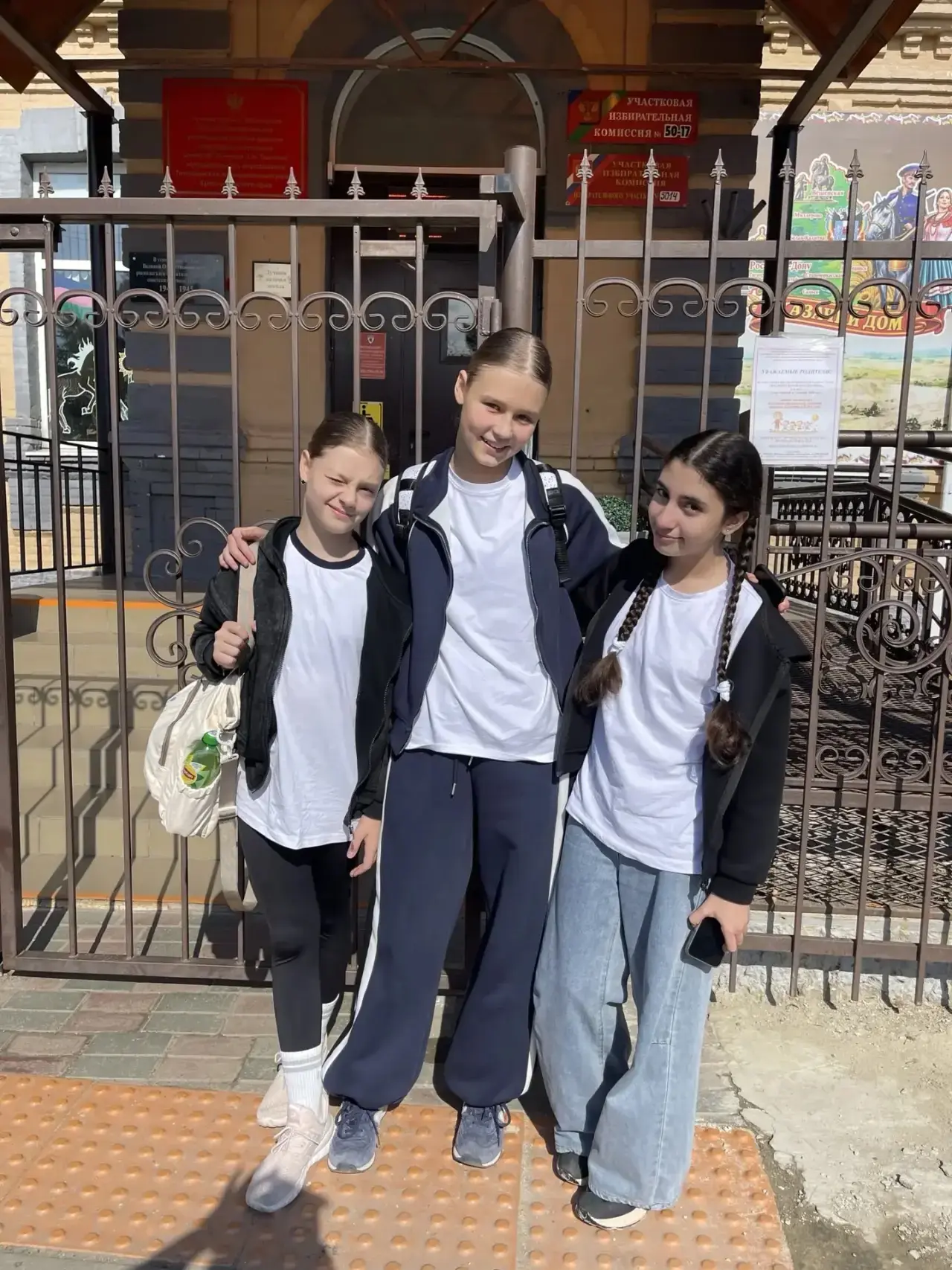 Всем привет)👋У нас сегодня проходили соревнования по футболу  между школами, мы заняли...